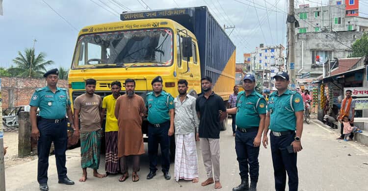 গাজীপুরে পোশাক কারখানার লুট হওয়া মালামালসহ ৫ জন গ্রেফতার