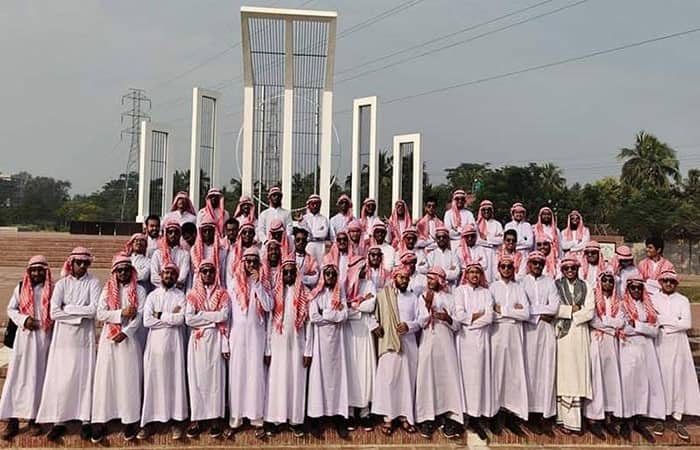 কুয়েট শিক্ষার্থীদের অ্যারাবিয়ান পোশাকের সমালোচনা, ফেসবুকে ক্ষুব্ধ প্রতিক্রিয়া