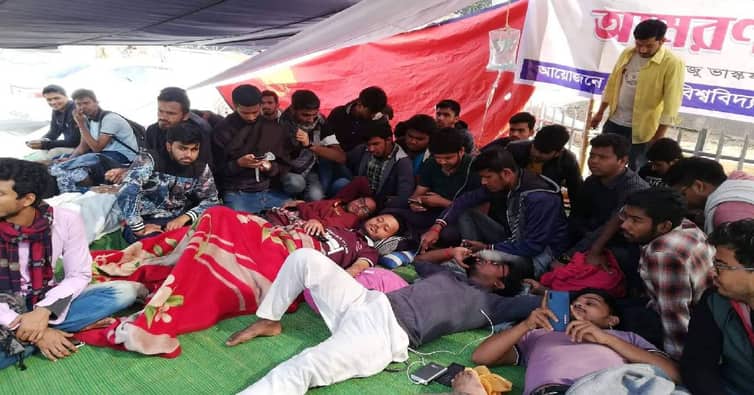 নির্বাচন পেছানোর দাবিতে অনশনে থাকা ঢাবির ১০ শিক্ষার্থী অসুস্থ