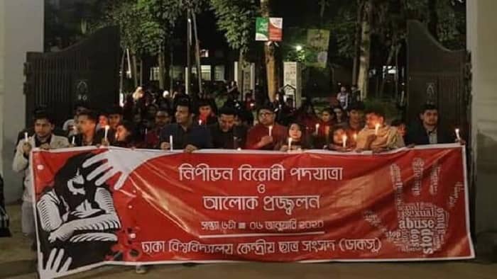 রাতেও বিক্ষোভে উত্তাল ঢাকা বিশ্ববিদ্যালয় ক্যাম্পাস