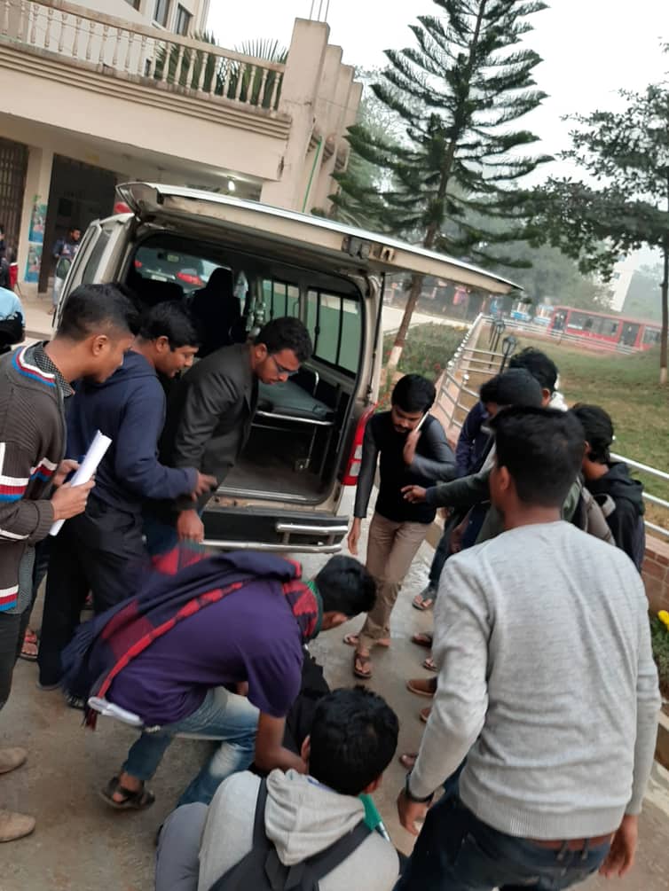 নিজ বিভাগের সামনেই শিক্ষার্থীকে মারধর