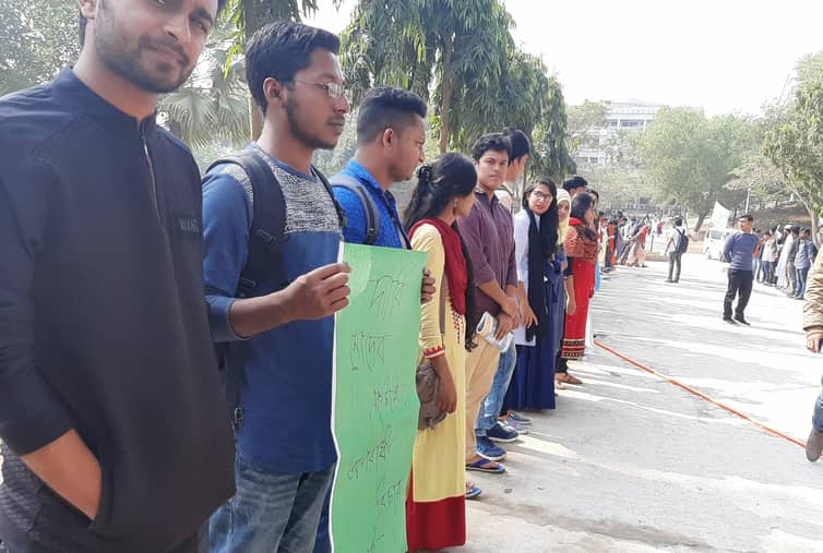 কুবি শিক্ষার্থী রুবেলকে মারধরের বিচারের দাবিতে মানববন্ধন