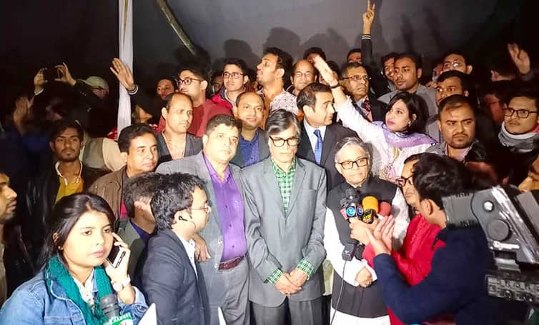 প্রধানমন্ত্রী ও ইসিকে ধন্যবাদ জানিয়ে অনশন ভাঙ্গলেন শিক্ষার্থীরা