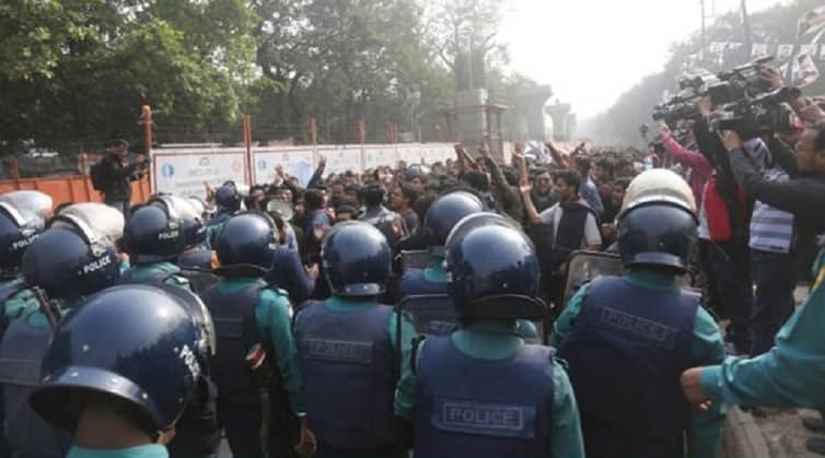 ইসি অভিমুখে ঢাবি শিক্ষার্থীদের পদযাত্রায় পুলিশের বাধা