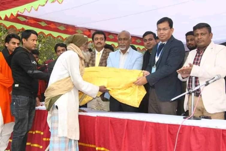 দেড় শতাধিক শীতার্তদের মুখে হাসি ফুটালো কুবি ছাত্রলীগ