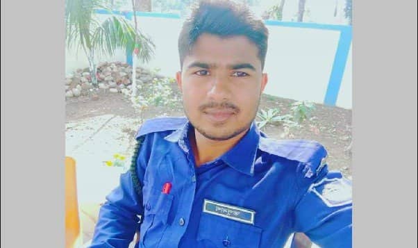নিজের বুকে নিজেই গু.লি, হার্টের পাশ দিয়ে বের হয়ে যায়
