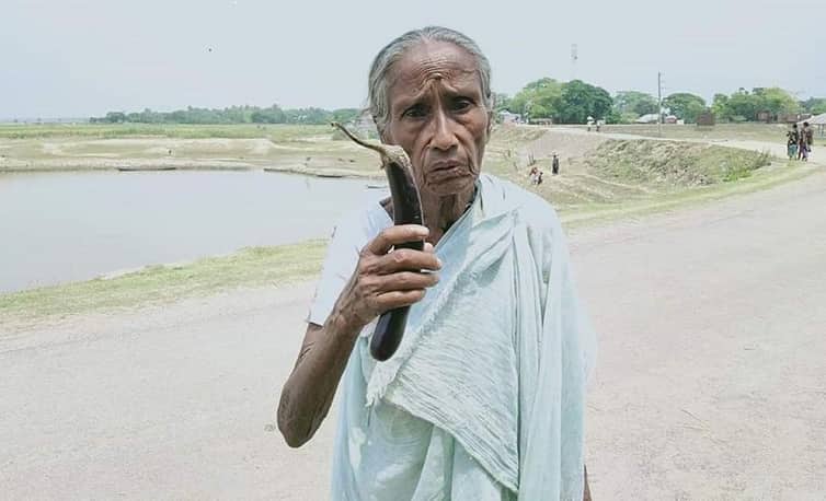 ৯০ বছরের বৃদ্ধা মাকে গ্রামছাড়া করল ছেলেরা