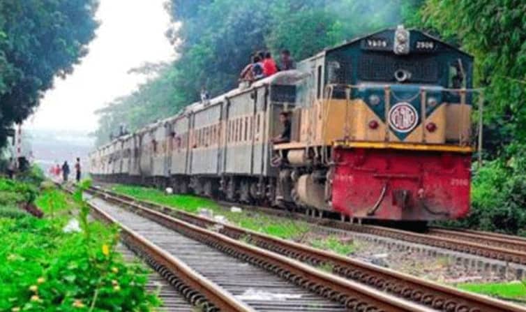 লকডাউন অমান্য করে যাত্রী নিয়ে সিলেট গেল ট্রেন