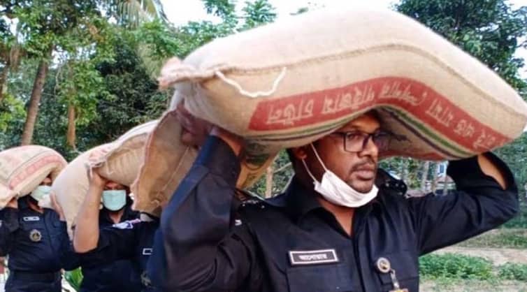 খাদ্যসামগ্রী মাথায় নিয়ে মানুষের ঘরে ঘরে র্যাব কমান্ডার