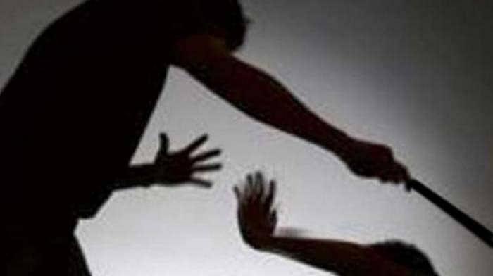আলুর তরকারি খেতে রাজি না হওয়ায় স্বামীকে পিটিয়ে হাসপাতালে পাঠাল স্ত্রী!