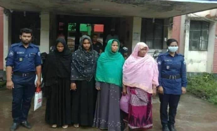 অভিনব কায়দায় ছিনতাইকালে ৪ নারী গ্রেফতার