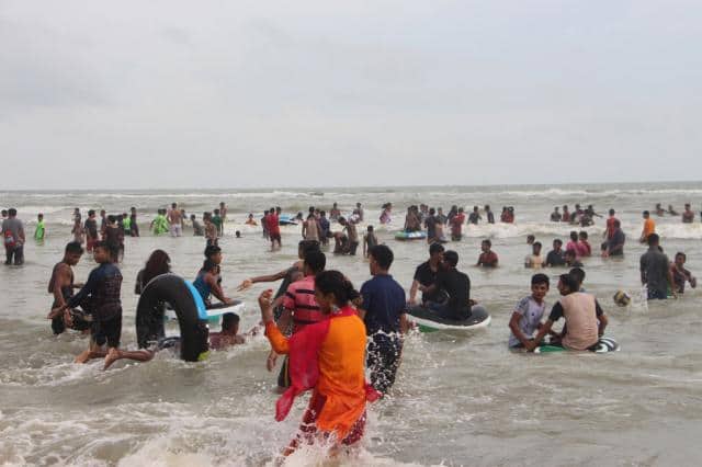 কক্সবাজার সৈকতে স্ত্রীকে নিয়ে গোসল করতে নেমে হয়রানি