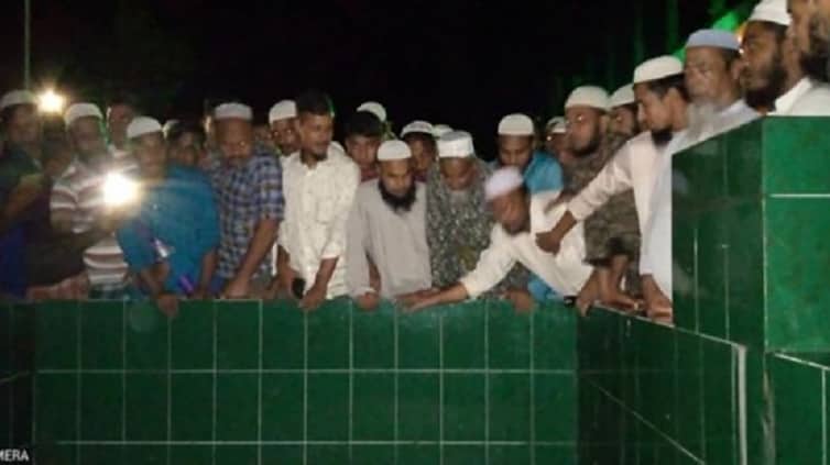 ৫০ বছরের পুরনো কবর থেকে বের হচ্ছে সুগন্ধি