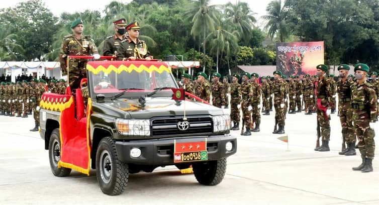 ইষ্ট বেঙ্গল রেজিমেন্টাল সেন্টারে রিক্রুট ব্যাচের কুচকাওয়াজ অনুষ্ঠিত