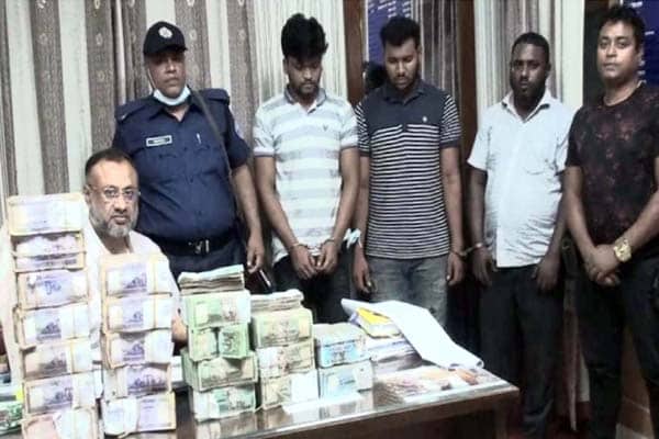 প্রাইভেটকারের ভেতরে এক কোটি ৬০ লাখ টাকা