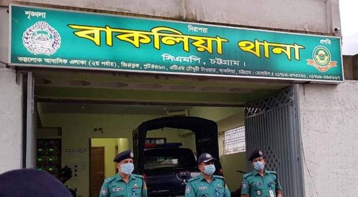 ছুরিকাঘাত করেছে প্রেমিক, রক্ত দিয়ে বাঁচালো পুলিশ