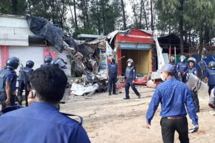কক্সবাজার সমুদ্র সৈকত রণক্ষেত্রে পরিণত, দফায় দফায় সংঘর্ষ