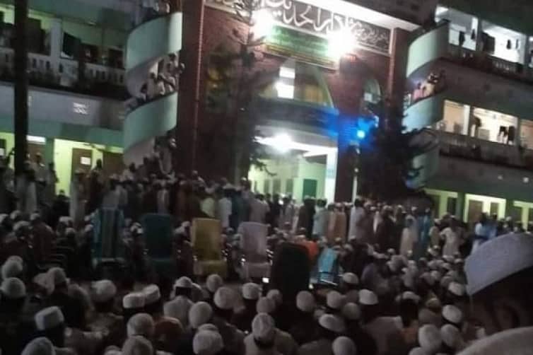 হাটহাজারী মাদ্রাসায় হঠাৎ ছাত্র বিক্ষোভ
