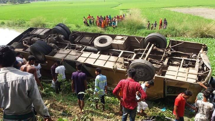 দ্রুতগতির মোটরসাইকেলের জন্য বাস খাদে, নিহত ৩
