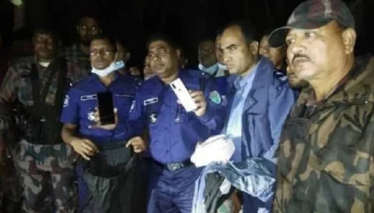 আকবরের ফেলে আসা ব্যাগে মিলল মোবাইল-নারীদের ছবি