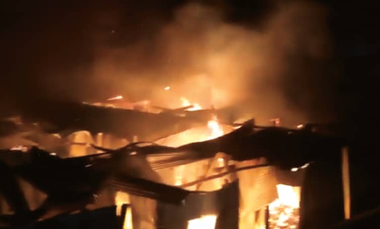 নারায়ণগঞ্জে ২৫ ঘরে আগুন, সরু রাস্তায় ঢুকতে পারছে না ফায়ার সার্ভিস