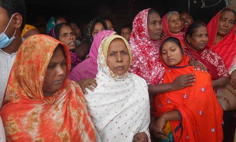 বিধবা হলেন তিন অন্তঃসত্ত্বা কিশোরী বউ, গ্রামজুড়ে তোলপাড়