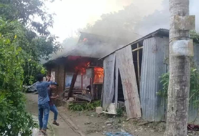 ফ্রান্সের সমর্থনে স্ট্যাটাস: ইউপি চেয়ারম্যানের বাড়িতে অগ্নিসংযোগ