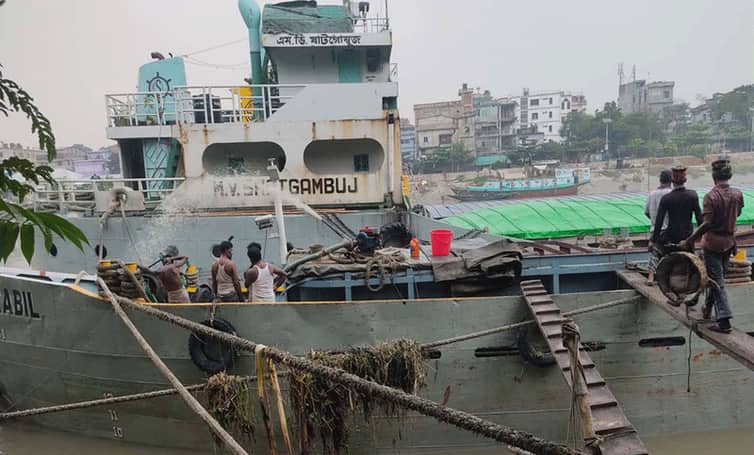৭০০ টনের কয়লা বোঝাই কার্গো জাহাজে ফাটল