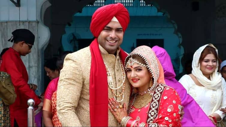 ভাঙছে শ্রাবন্তীর তৃতীয় বিয়ে, এদিকে স্বামী রোশনের কাণ্ডে হতবাক নেটদুনিয়া