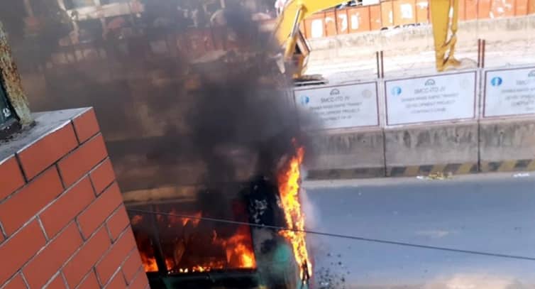 এক ঘণ্টার মধ্যে ঢাকায় ৫ বাসে আগুন