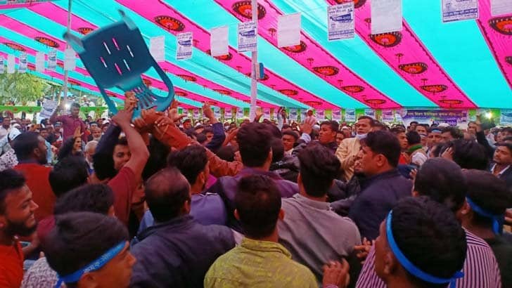 গোপালগঞ্জে কৃষক লীগের সম্মেলনে ছাত্রলীগের দুই গ্রুপের হাতাহাতি, চেয়ার ছোড়াছুড়ি