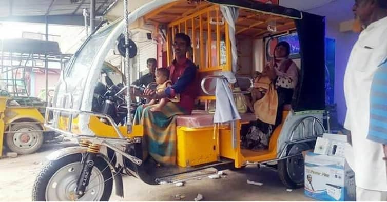 অসহায় পরিবারকে দেয়া সেই ইজিবাইকটি ছিনতাই