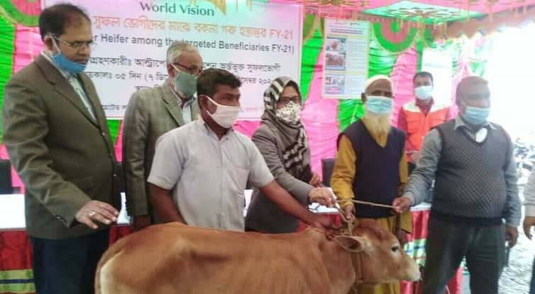 নীলফামারীর কিশোরগঞ্জে ২২৫ হতদরিদ্র পরিবার পেল বকনা গরু