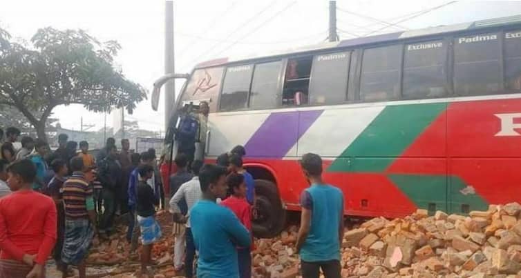 চালকের বুদ্ধিমত্তায় অল্পের জন্য প্রাণে বাঁচলো অর্ধশতাধিক যাত্রী