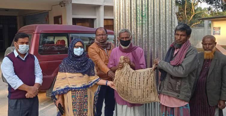 নীলফামারীর কিশোরগঞ্জে অগ্নিকাণ্ডে ক্ষতিগ্রস্ত ৮ পরিবার পেল ঢেউটিন