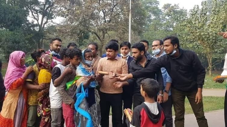 ‘চট্টলবীর’ এর মৃত্যুবার্ষিকীতে যুবলীগ নেতা অমিত কুমার বসু’র খাবার বিতরণ