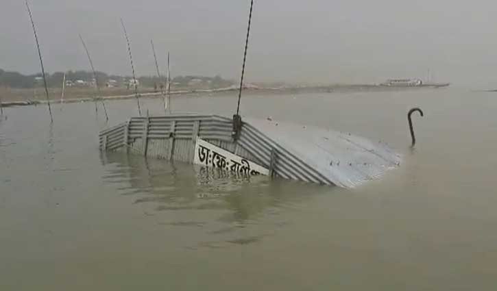 পদ্মায় ডুবে গেলো ফেরি