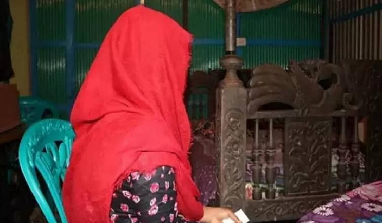 বিয়ের দাবিতে ৭ দিন ধরে অনশনে শিক্ষিকা, প্রেমিক পলাতক