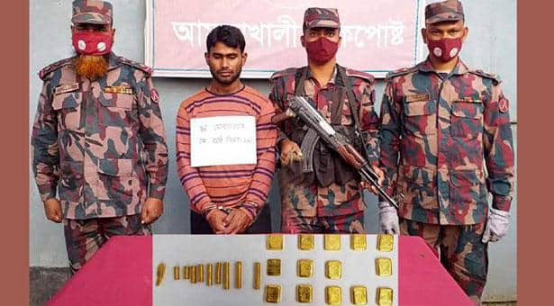 বেনাপোলে ২৪টি সোনার বারসহ পাচারকারী আটক