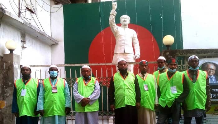 বঙ্গবন্ধুর ভাস্কর্য পাহারায় চরমোনাইয়ের স্বেচ্ছাসেবক!