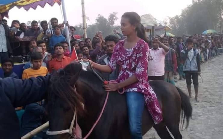 তাসলিমার ঘোড় দৌড় দেখতে মানুষের ঢল