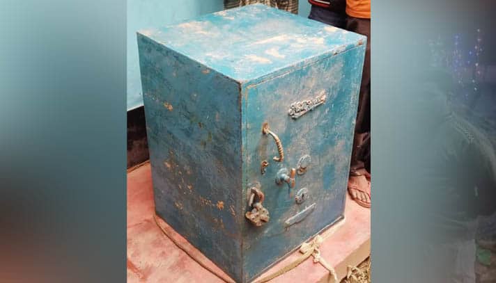 টাকাসহ ১০ মণ ওজনের ২০০ বছরের পুরোনো সিন্দুক উদ্ধার
