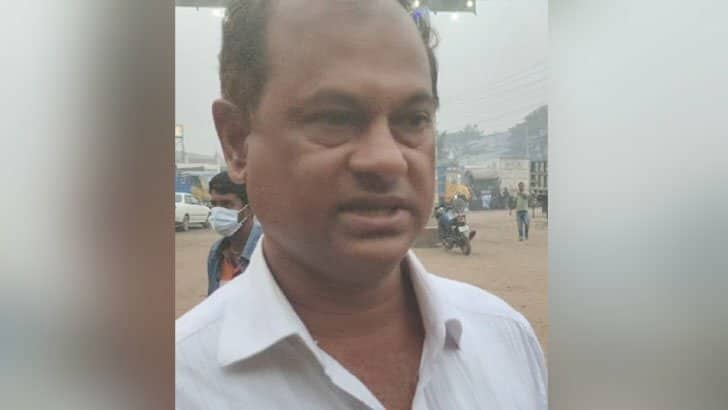 আ’লীগ নেতাকে পেটাল বাস ড্রাইভার