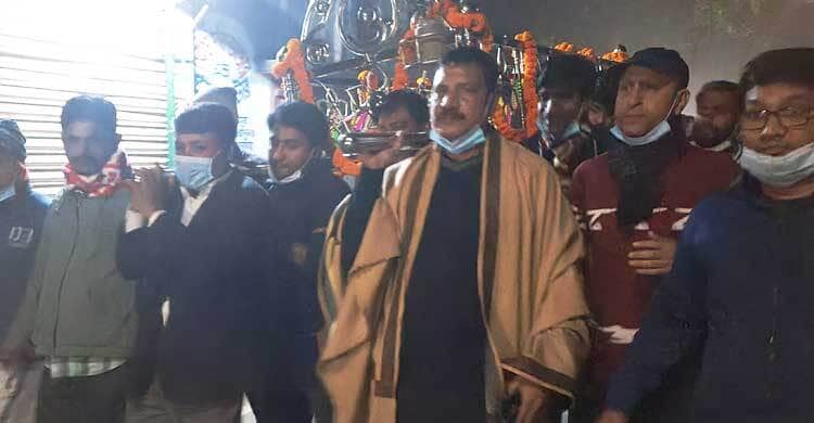 কাঁধে করে হিন্দু নারীর মরদেহ শ্মশানে নিলেন মুসলিম মেয়র
