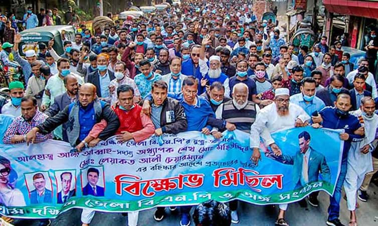 বিএনপির সেই তিন নেতার বহিষ্কার আদেশ প্রত্যাহার চেয়ে রাস্তায় নেতা কর্মীরা