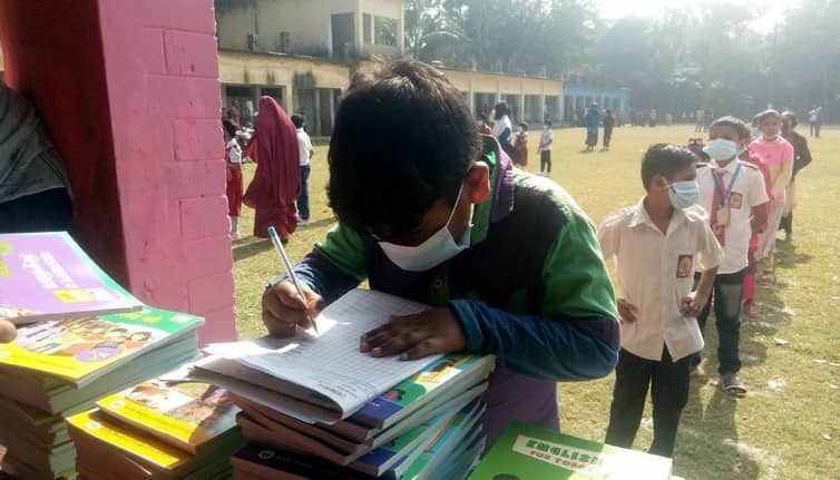 বছরের প্রথম দিনে স্বাস্থ্যবিধি মেনে নতুন বই নিয়ে বাড়ি ফিরেছে শিক্ষার্থীরা