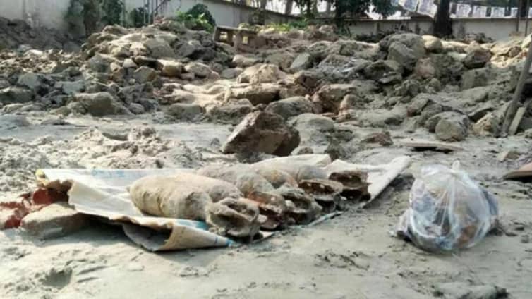 মাটি খুঁড়তেই মিলল ৫টি পরিত্যক্ত মর্টার শেল