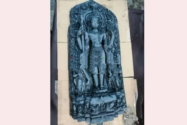 নদী খননের সময় পাওয়া গেল ১১০ কেজির কষ্টি পাথরের মূর্তি