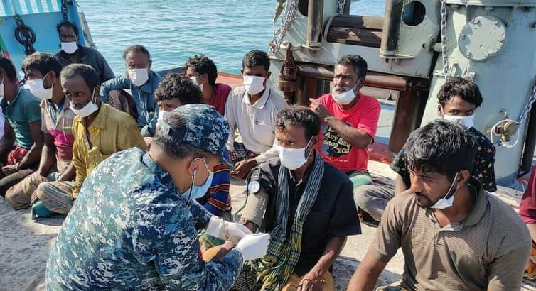 বঙ্গোপসাগরে ২২ দিন ভাসমান থাকার পর ১৮ জেলেকে উদ্ধার করল নৌবাহিনী