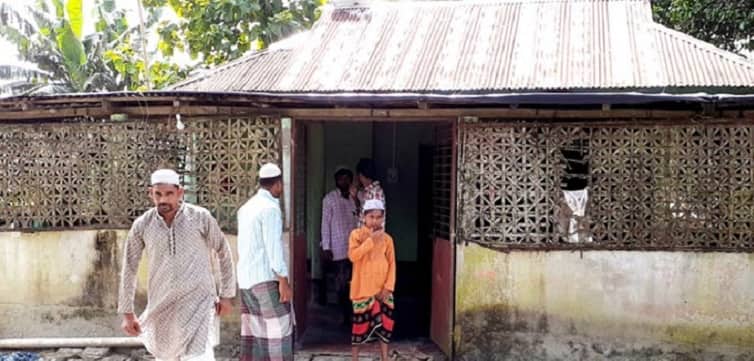 এই মসজিদে নামাজ পড়েন দুই দেশের মানুষ